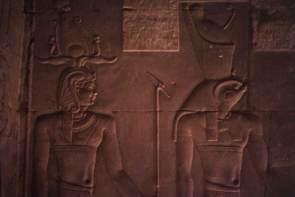 Ptolemy XII (MÖ 112-51) ve Horus