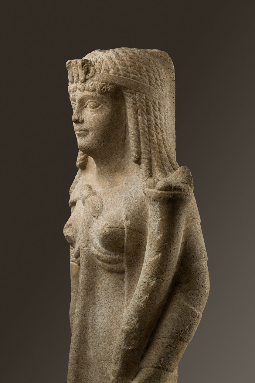 Bir Ptolemaik Kraliçe Heykeli, belki de Kleopatra VII, MÖ 200-30 (dolomitik kireçtaşı) by Egyptian Ptolemaic Period