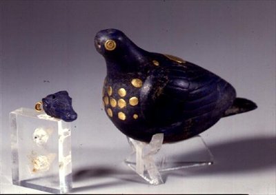 Boğa başı şeklinde adak güvercini ve kolye, Susa, Güneybatı İran, yaklaşık MÖ 1150 (lapis lazuli ve altın) (ayrıca bkz. 214127) by Elamite