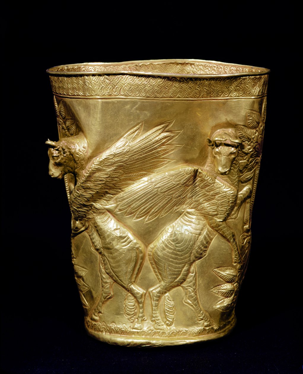 Bir ağacı çevreleyen kanatlı boğalarla süslenmiş beher, Marlik, İran, yaklaşık MÖ 12-11. yüzyıl (altın) (ayrıca bkz. 180379) by Elamite