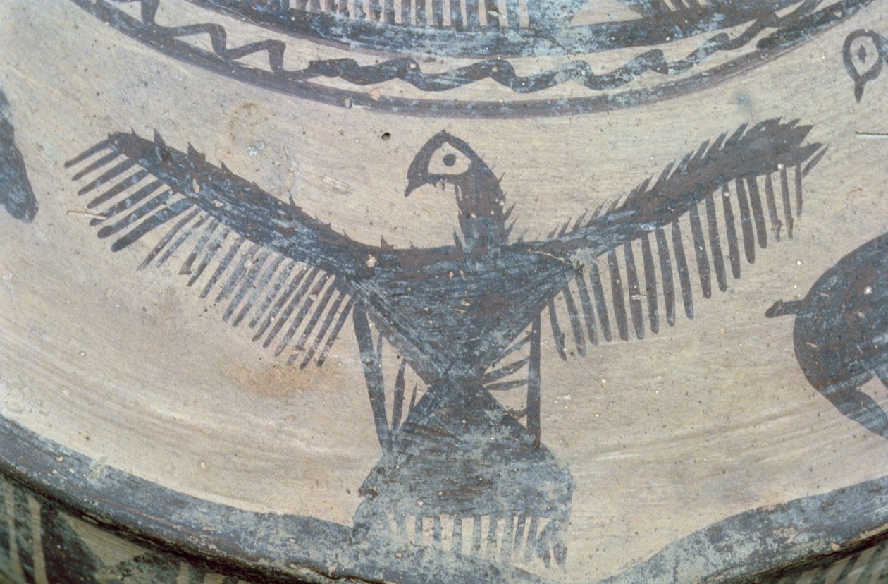 Açık kanatlı yırtıcı kuş, büyük bir kabın üst yüzünden, Fasa malı, MÖ 2000 dolayları (boyalı kil) (detay) (ayrıca bkz. 179137) by Elamite