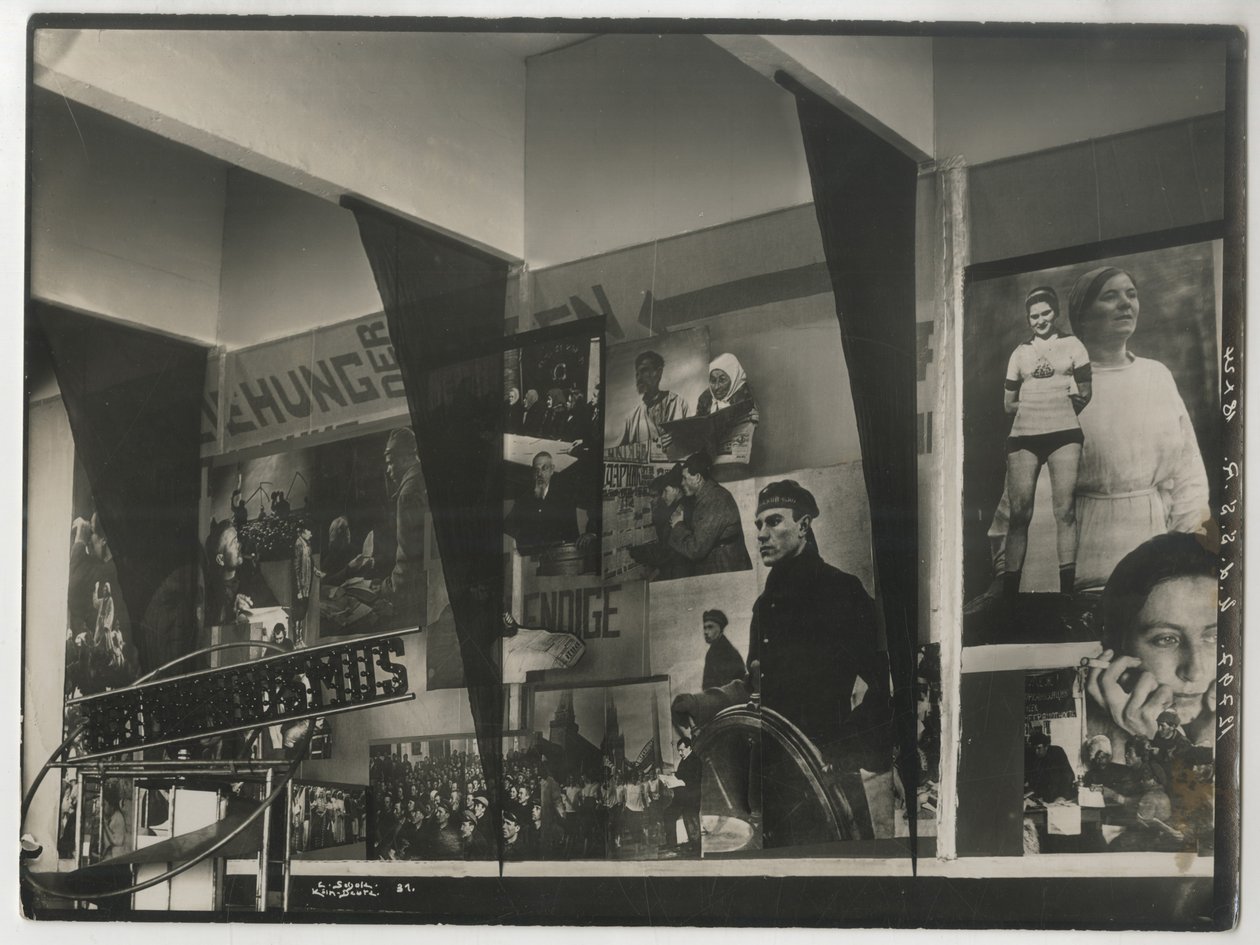 Köln Uluslararası Basın Sergisinde Sovyet pavyonunun içi by Eliezer Markowich Lissitzky
