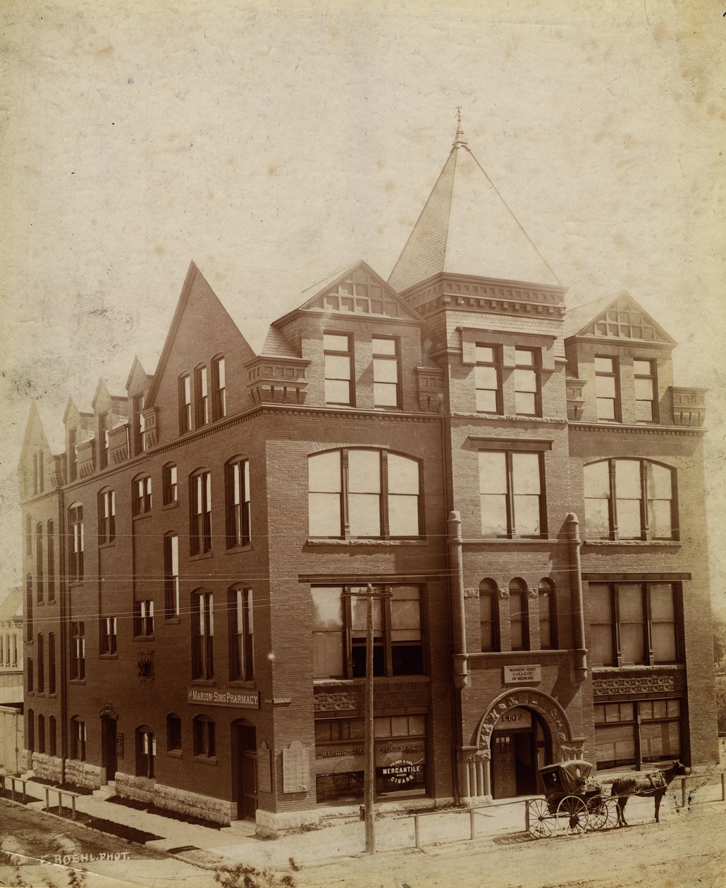 Marion Sims Tıp Fakültesi, South Grand Avenue ve Caroline Street by Emil Boehl