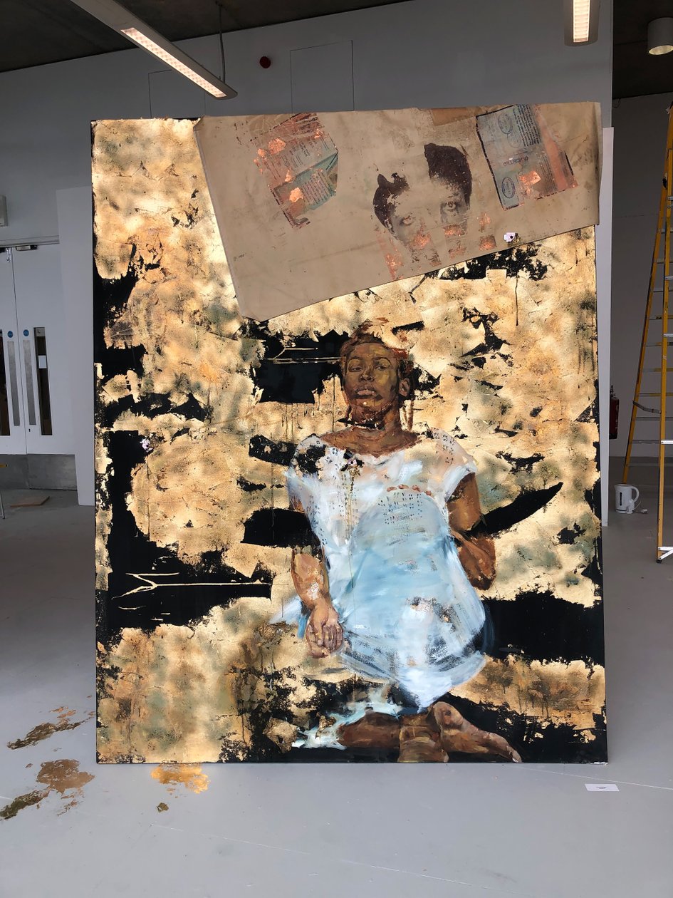 Hassas Durum. 2019, Tuval üzerine yağlı boya, akrilik, kumaş, baskı ve imitasyon altın varak by Emma Prempeh