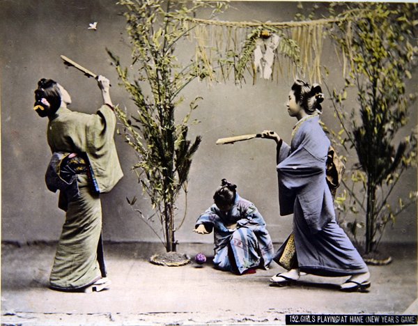 Hanetsuki oynayan genç Japon kızlar, 1900 dolayları (renkli fotoğraf) by Emma Roberts