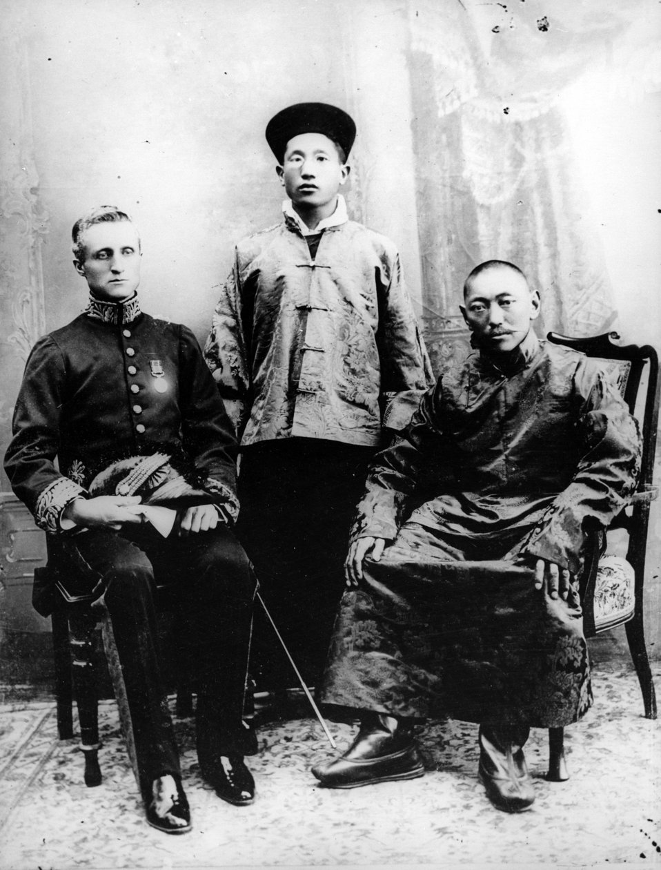 13. Dalai Lama, Sir Charles Bell ve Maharaj Kumar Sidkeong Trul-ku, 1910 by English Photographer