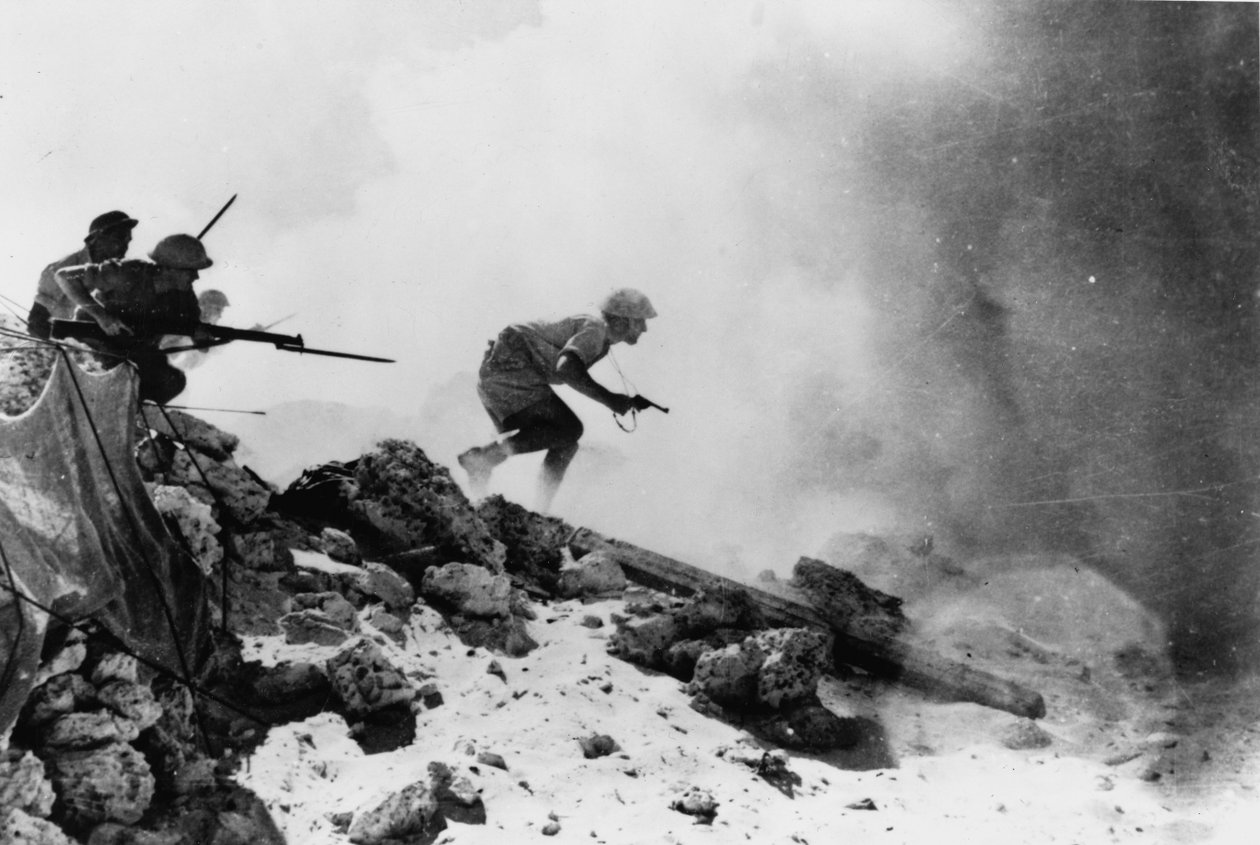 El Alamein Muharebesi, 1942 ile ilgili yedi resmi fotoğraftan biri olan, sabit süngülerle adamlarını ileri götüren tabancalı bir İngiliz subay by English Photographer
