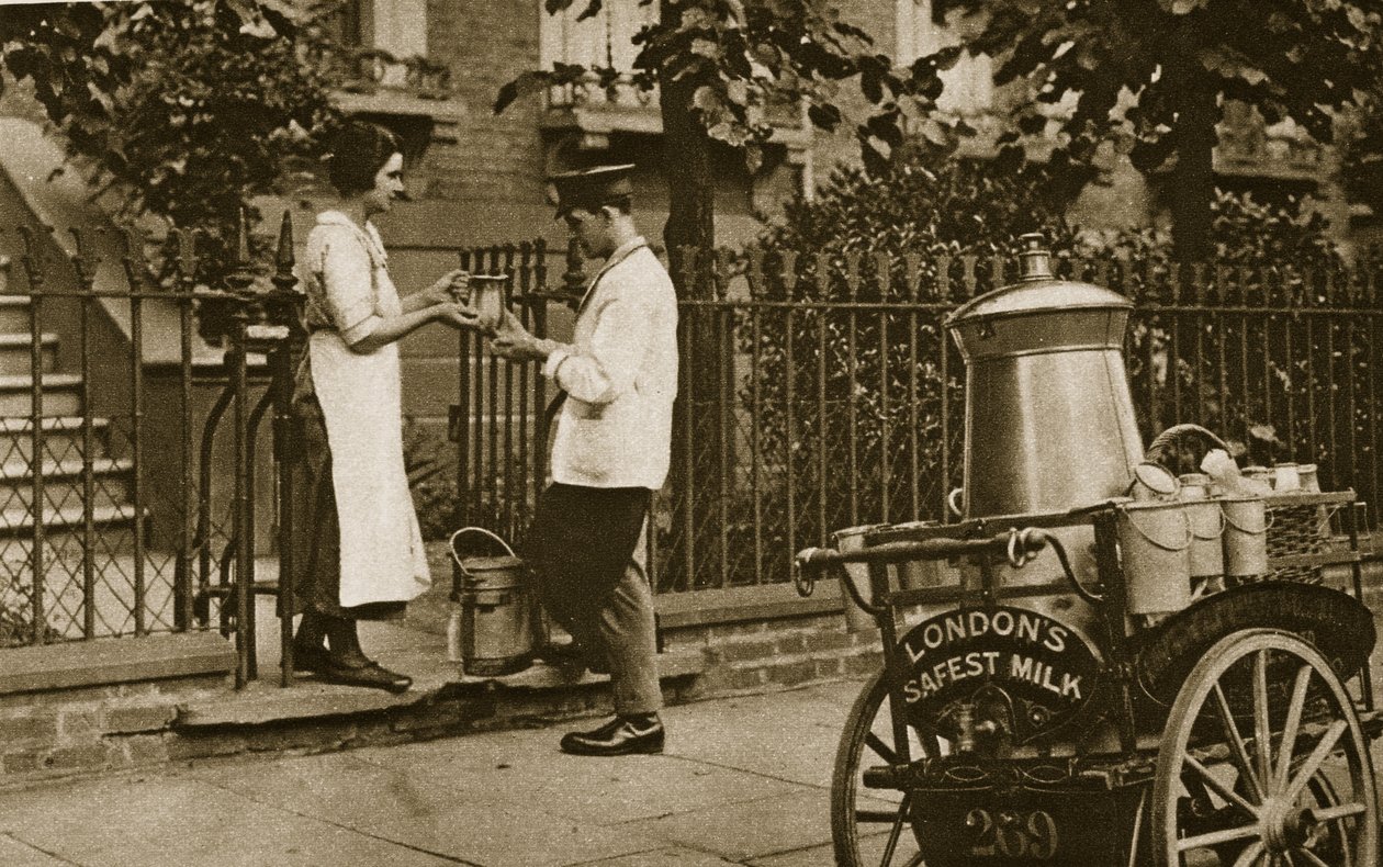 Kuzey Londralı Sütçü ve üç tekerlekli arabası (sepya fotoğrafı) by English Photographer