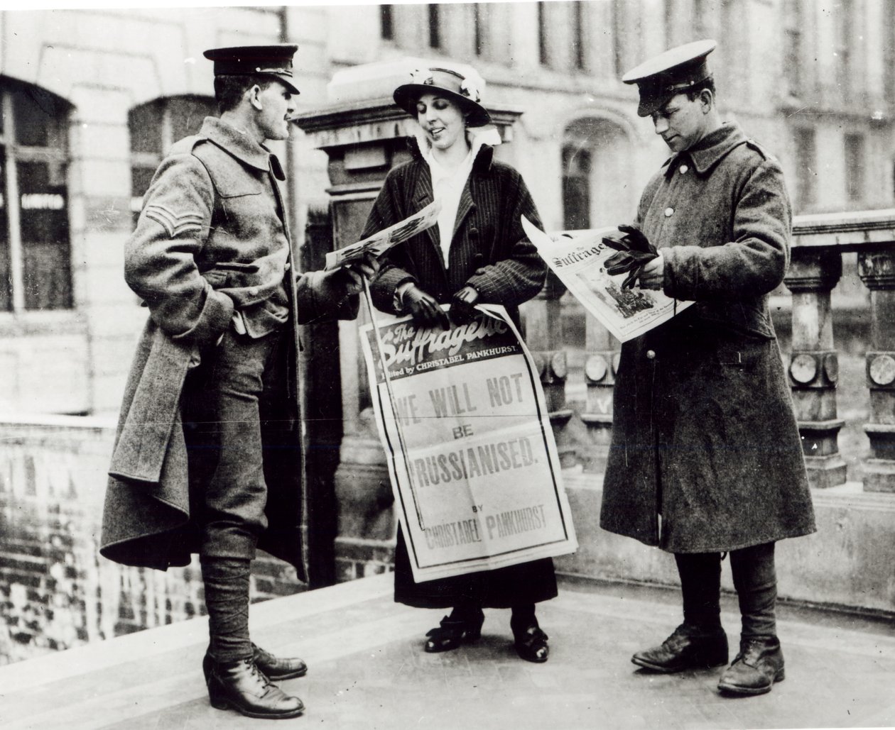 İki askere gazete satan bir Suffragette, 1914 dolayları by English Photographer