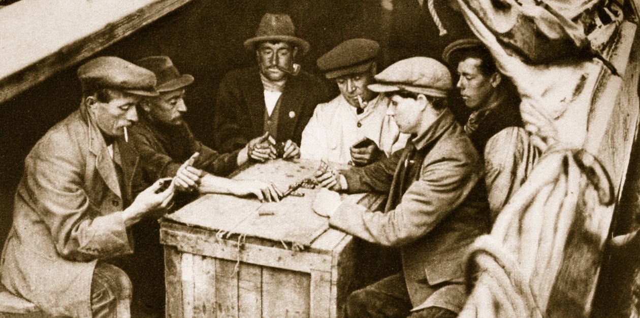 Bir mavna ve bir mavnanın ambarında domino oynayan arkadaşlar, Londra (sepya fotoğrafı) by English Photographer
