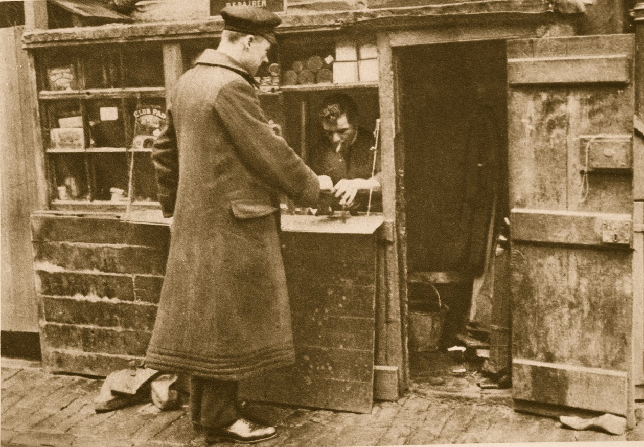 Bir ayakkabı tamircisine bir çift çizme teslim eden bir şoför, Mayfair (sepya fotoğrafı) by English Photographer