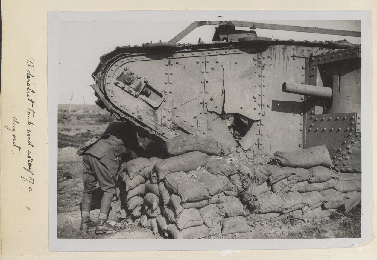 Kazılmış bir binanın çatısı olarak kullanılan metruk bir tank, 1915-18 by English Photographer