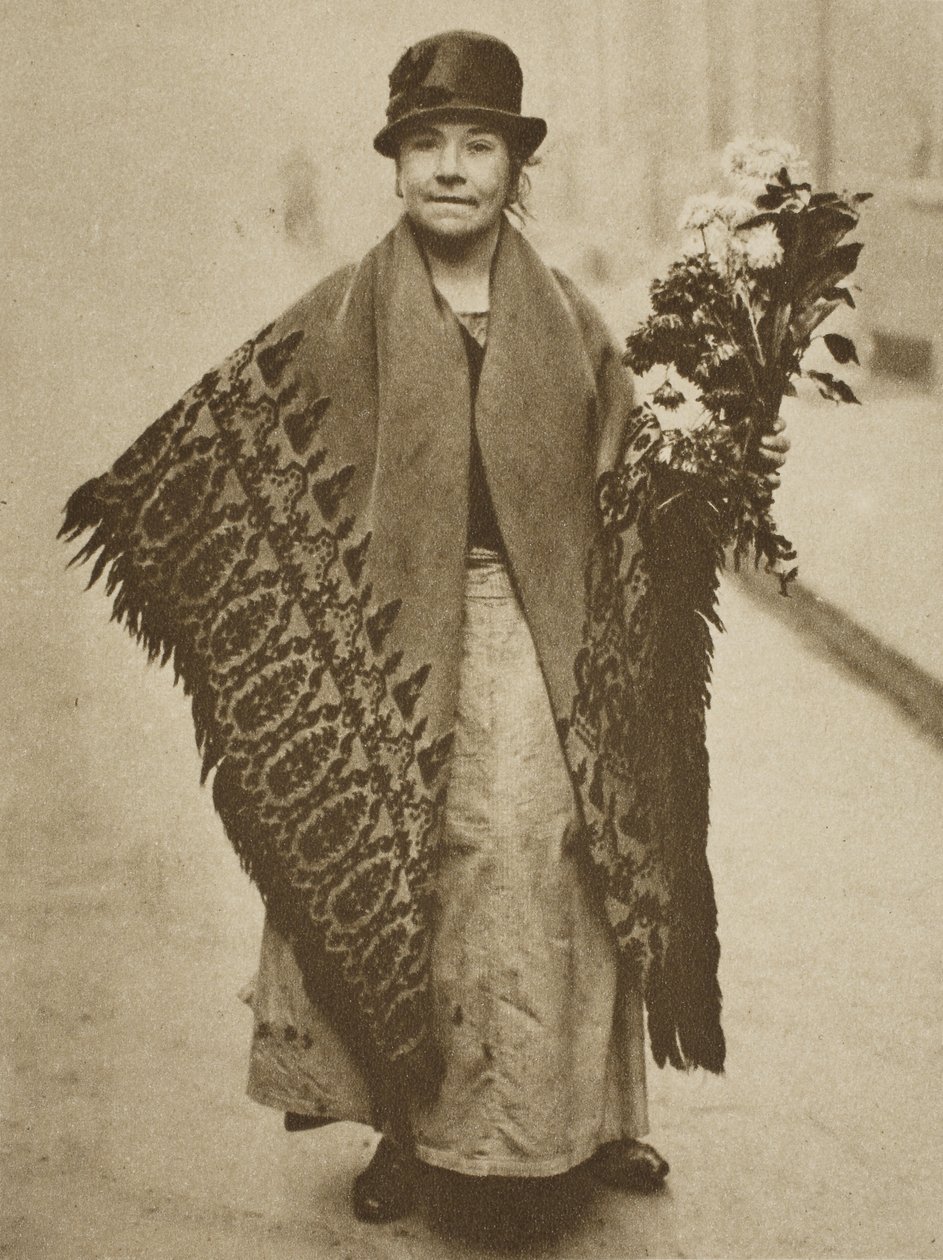 Bir çiçekçi kız, Victoria İstasyonu (sepya fotoğrafı) by English Photographer
