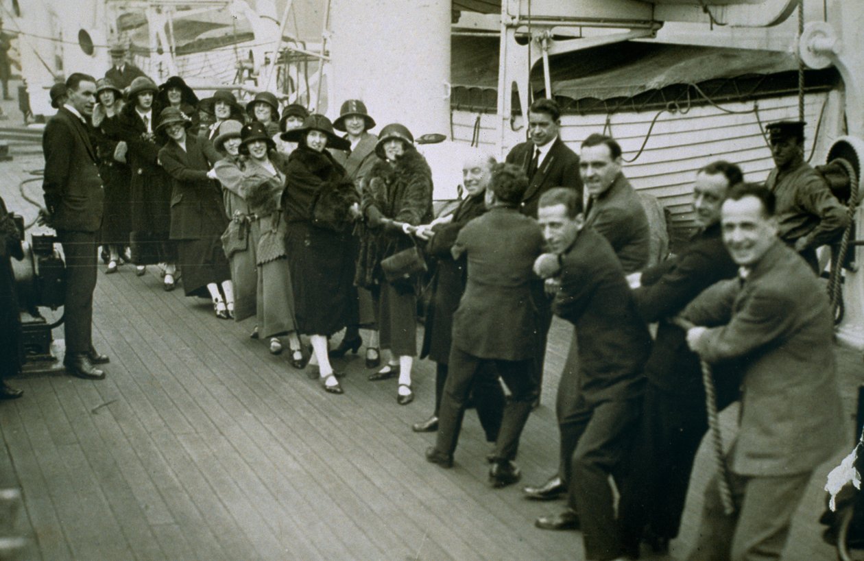 Bir okyanus gemisinde bir Tug of War oyunu by English Photographer