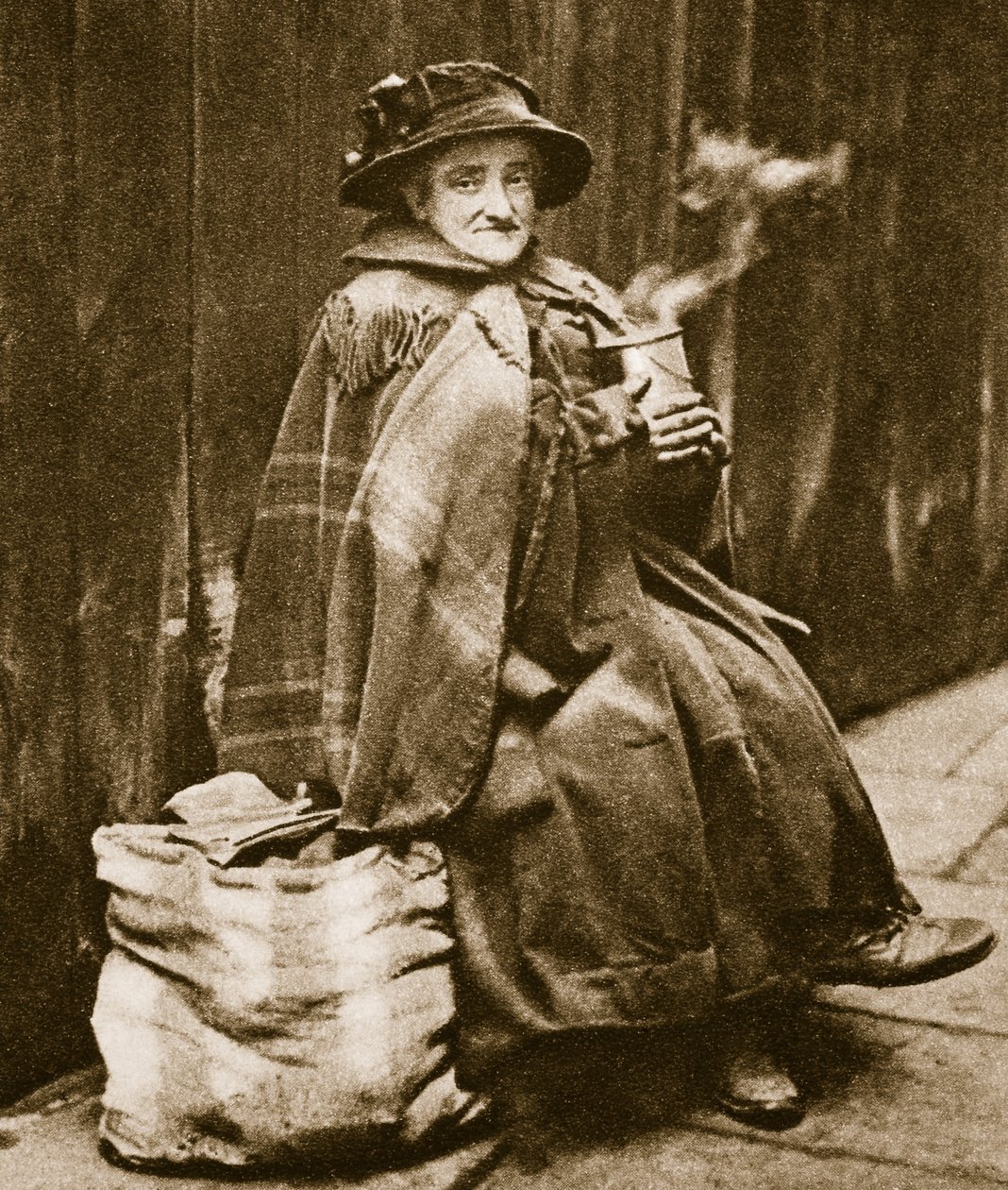 Fleet Sokağı yakınında tipik bir East End bira kutusundan çay içen bir sokak kadını (sepya fotoğrafı) by English Photographer