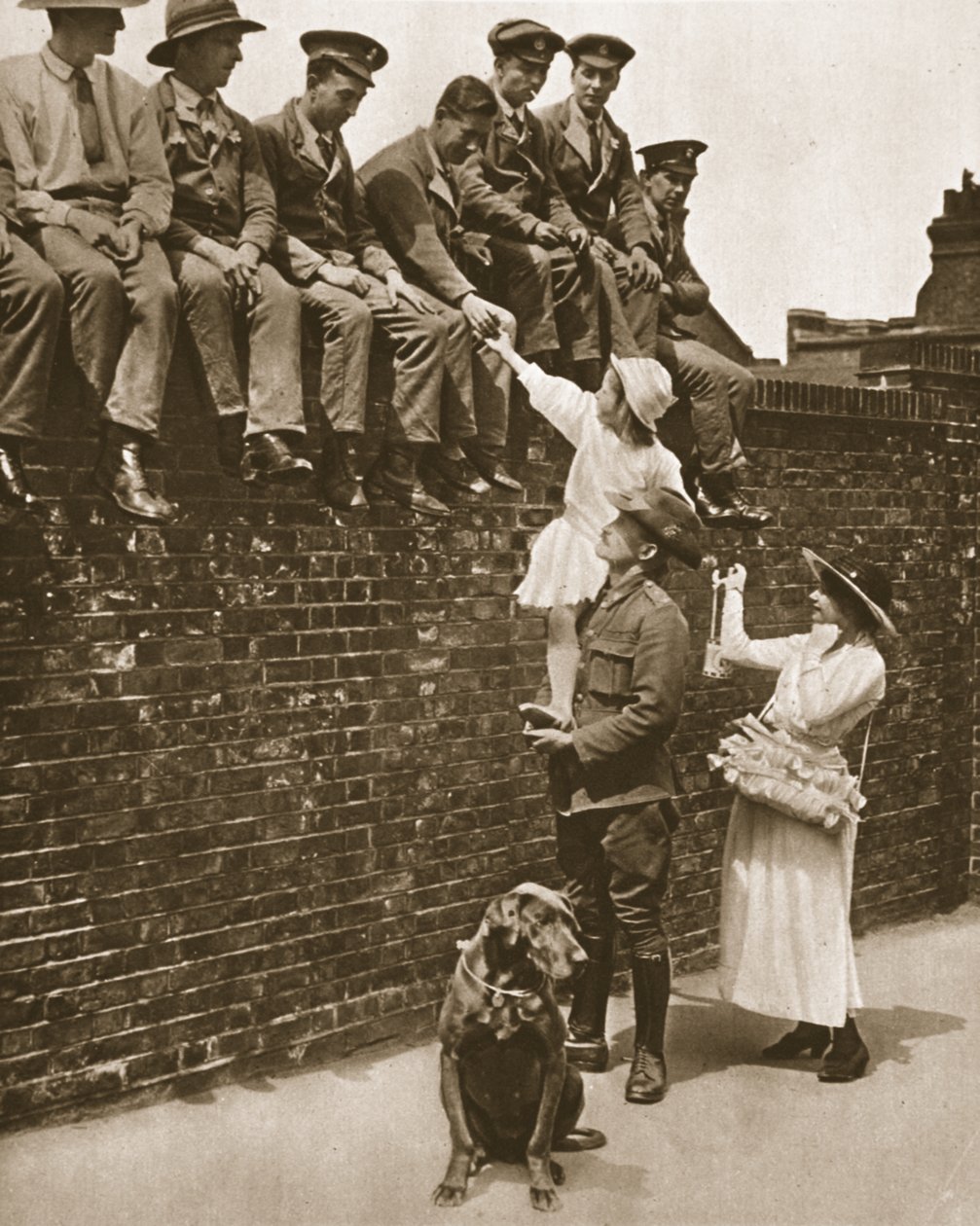 Uzun boylu bir Avustralyalı yaralı askerlere gül satmaya yardım ediyor: The Illustrated War News, 21 Haziran 1916