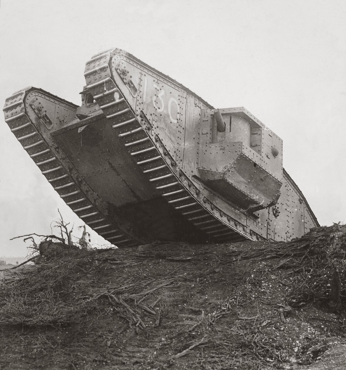 Bir tank, piyadeyi harekete geçirir ve tel düğümlerini çözer. by English Photographer