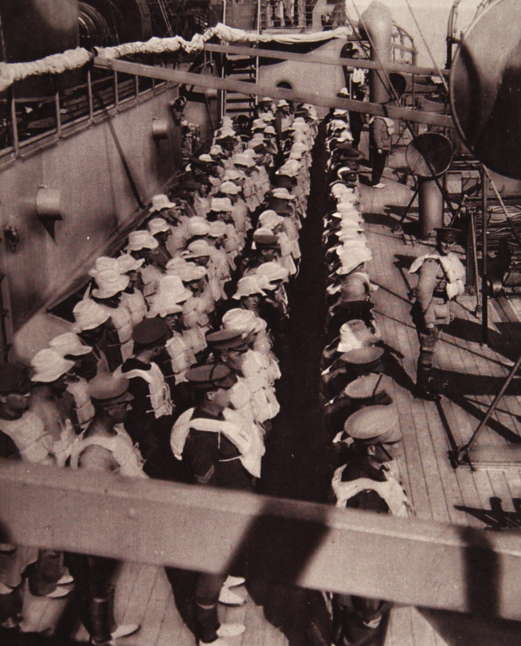 Denize hakim olmamıza rağmen akıllıca bir önlem: Askerleri hazır olmaları için eğitmek, The Illustrated War News, 1916 (sepya fotoğrafı) by English Photographer