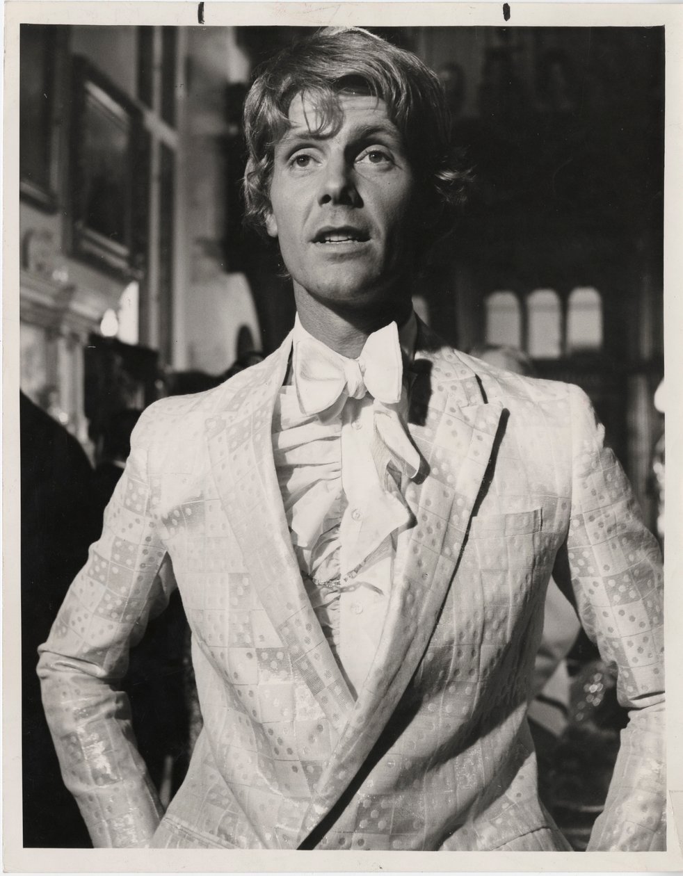Aktör James Fox, Bay Fish tarafından bir ceket giyiyor, 1968 by English Photographer