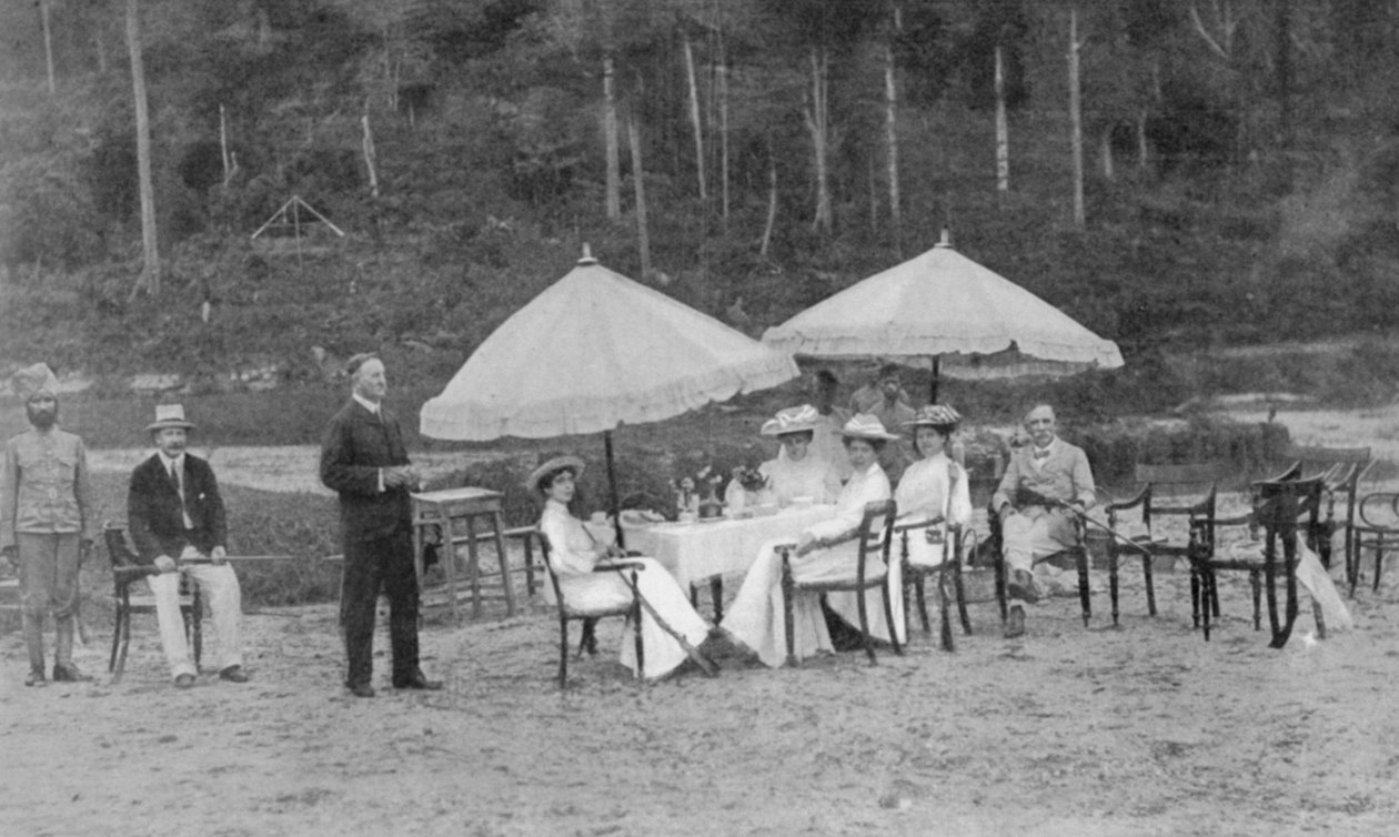 Bir Maçtan Sonra: Öğle Yemeğinde Tüfek Kadınları, The Graphic 27 Ekim 1906