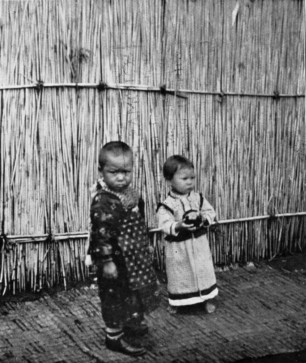 Ainu çocukları nişanlı by English Photographer