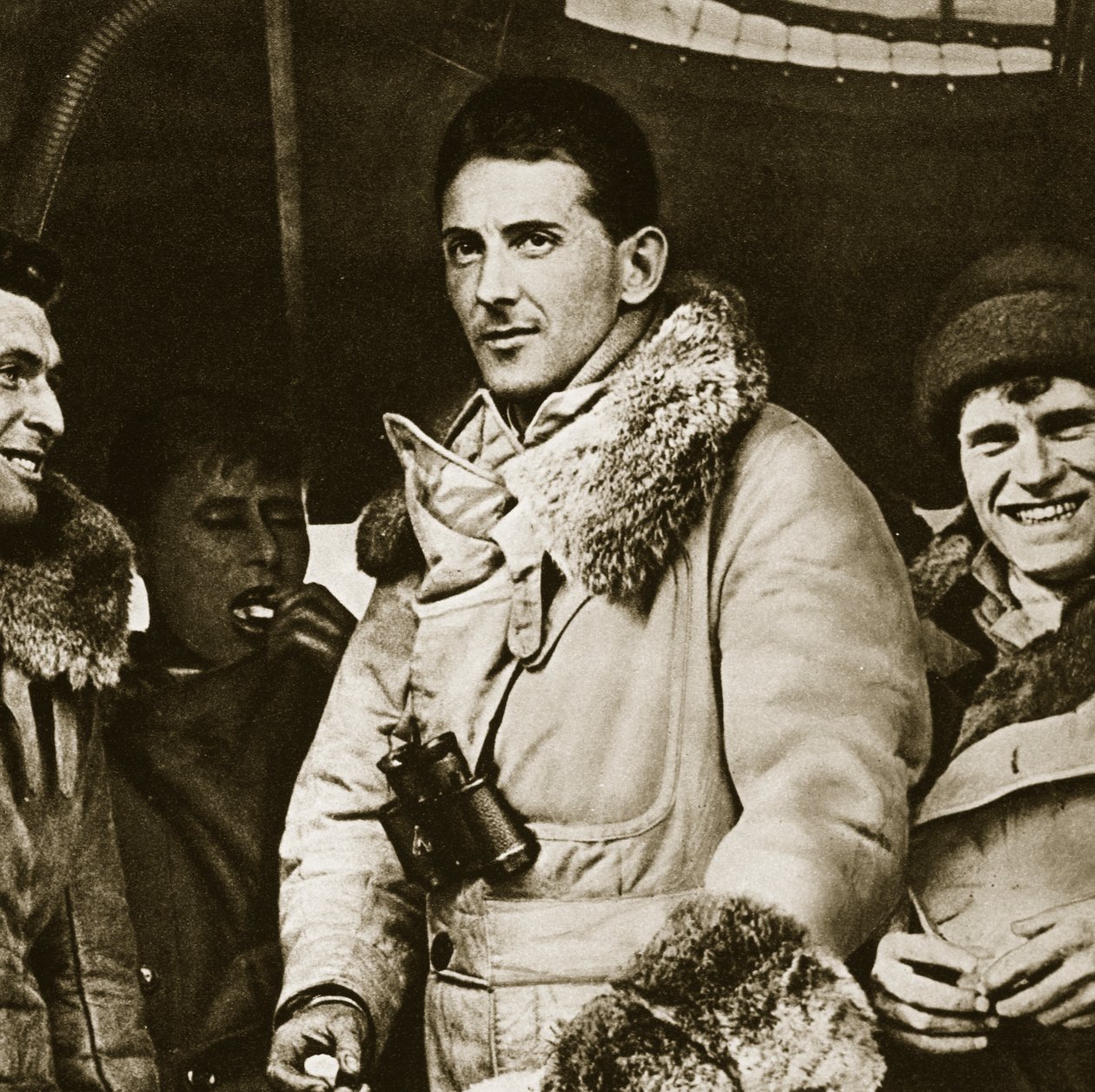 Heyecan verici bir hikayenin zeplin kahramanı (fotogravür) by English Photographer