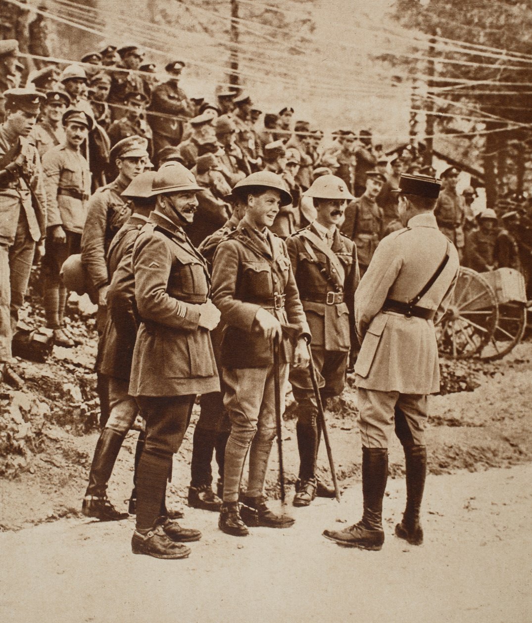 İtalyan Cephesinde Uluslararası Bir Grup, 1917: Galler Prensi Merkezde by English Photographer