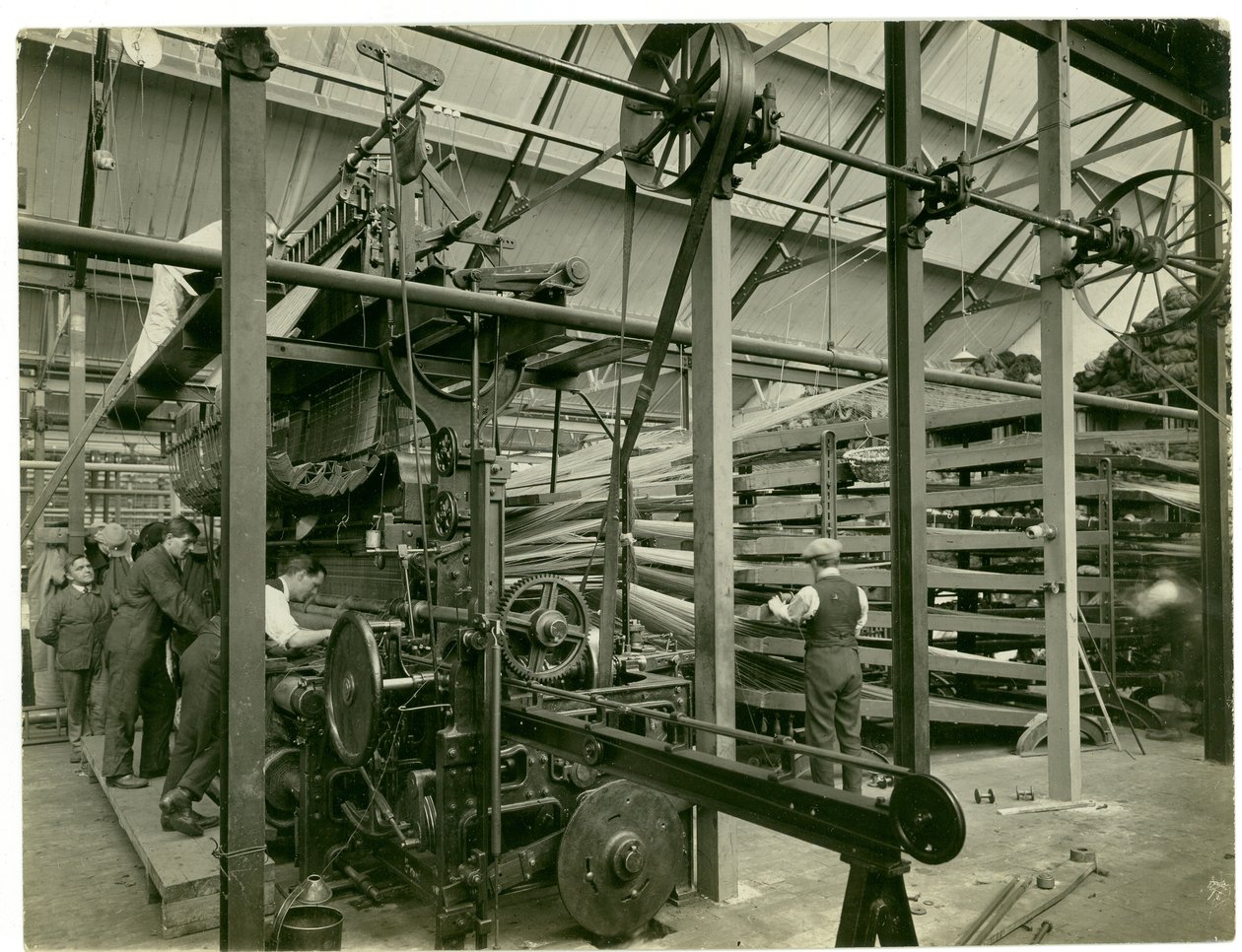 Axminster Jakarlı dokuma tezgahı, halı fabrikası, 1923 by English Photographer