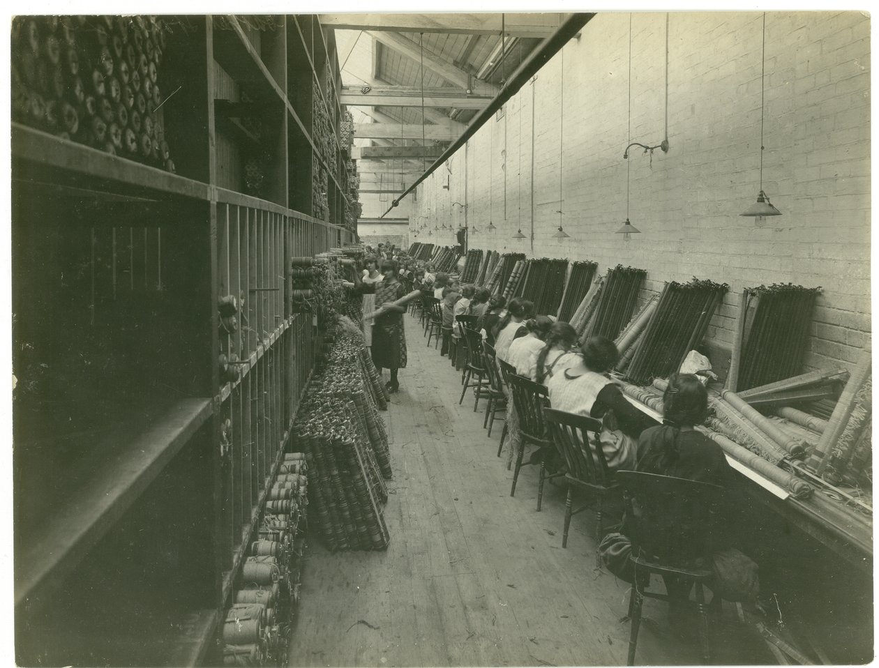 Axminster iplik geçirme, halı fabrikası, 1923 by English Photographer