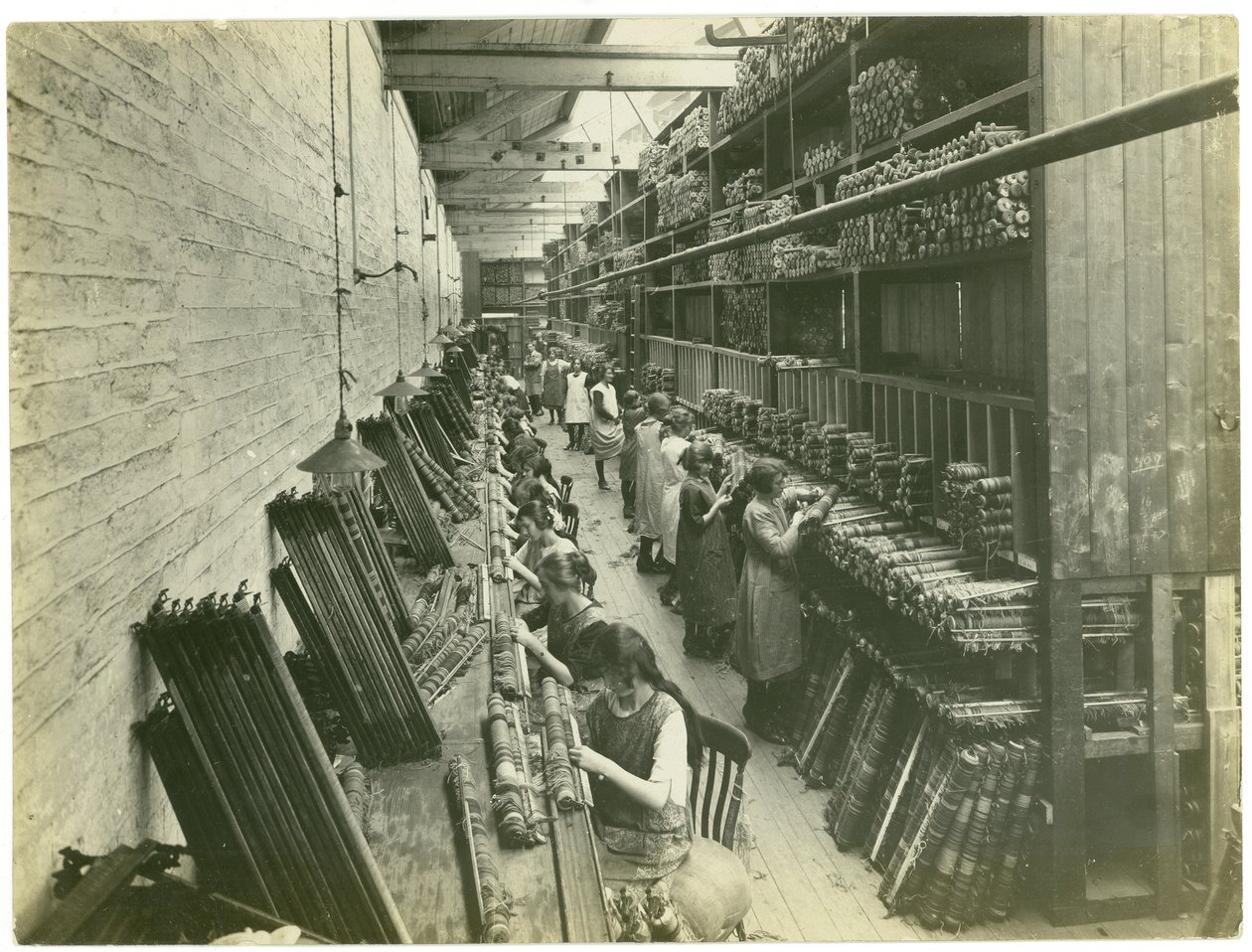 Axminster iplik geçirme, halı fabrikası, 1923 by English Photographer