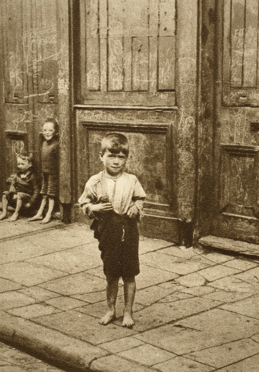 Londra sokağında yalınayak çocuk (sepya fotoğrafı) by English Photographer
