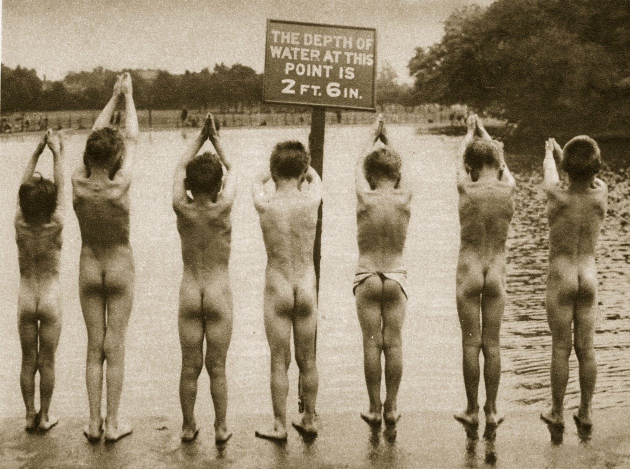 Parkta banyo yapan çocuklar, Clapham 1926 (sepya fotoğrafı) by English Photographer