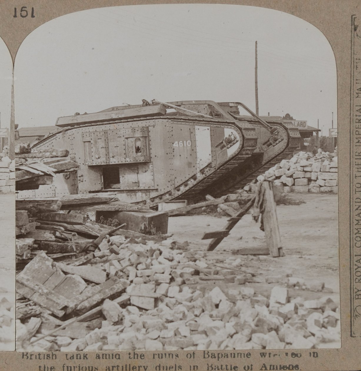 Bapaume kalıntıları arasında İngiliz tankı by English Photographer