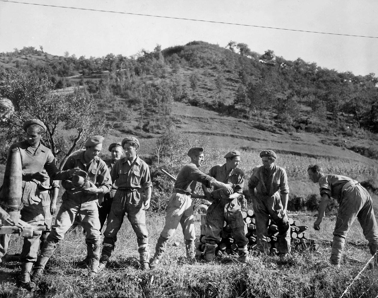 İngiliz birlikleri, mermileri istifliyor, İtalya, 1944 by English Photographer