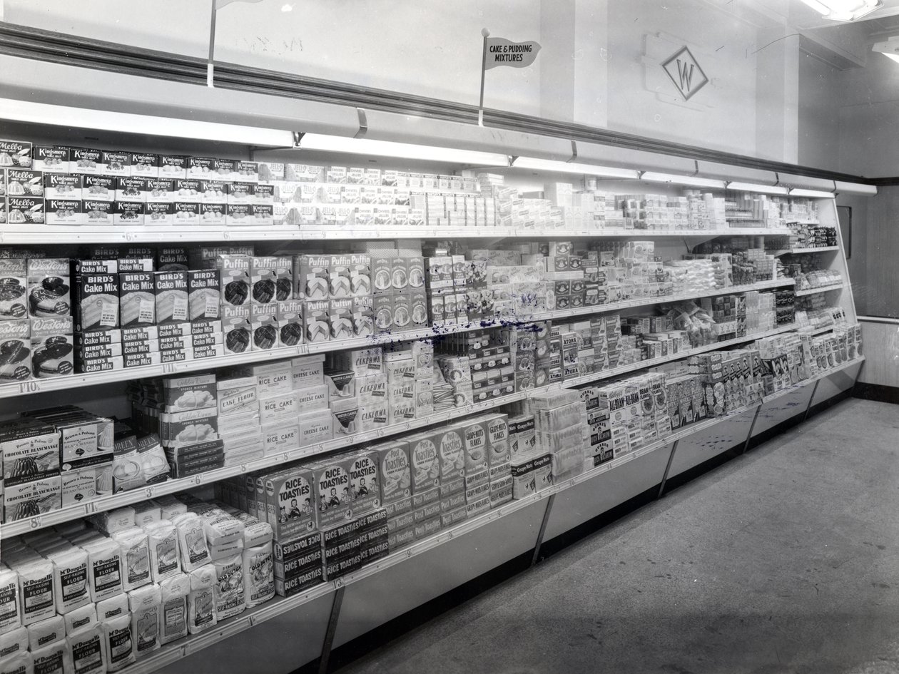 Kek ve puding karışımı reyonu, Woolworths mağazası, 1956 by English Photographer