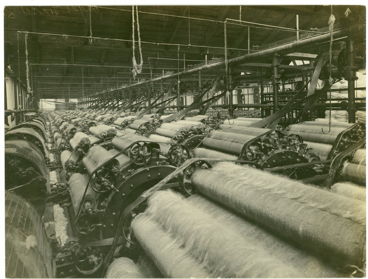 Taraklama odası 1, Leas iplik fabrikası, 1923 by English Photographer