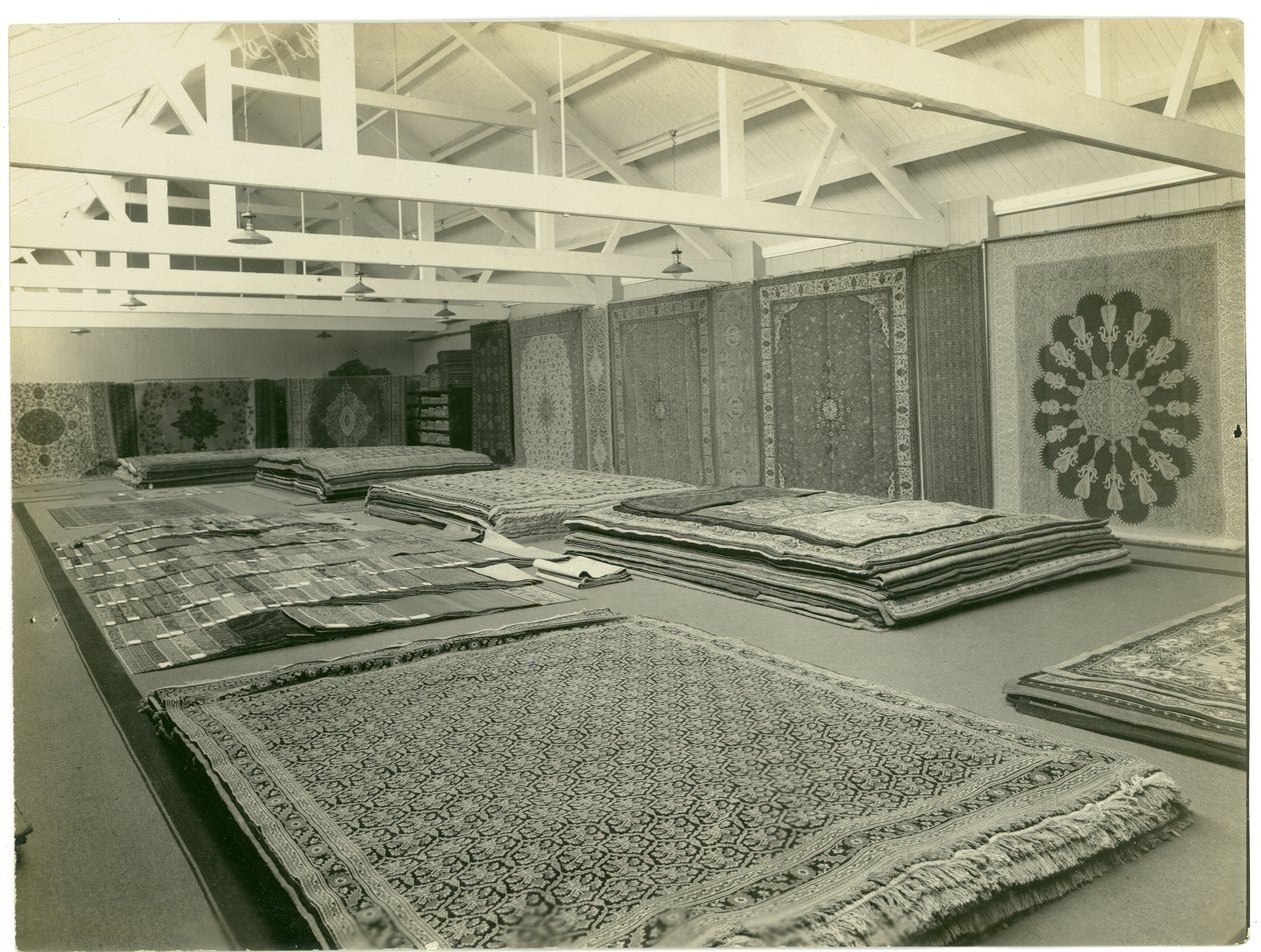 Halı Ticareti, ana showroom, 1923 by English Photographer