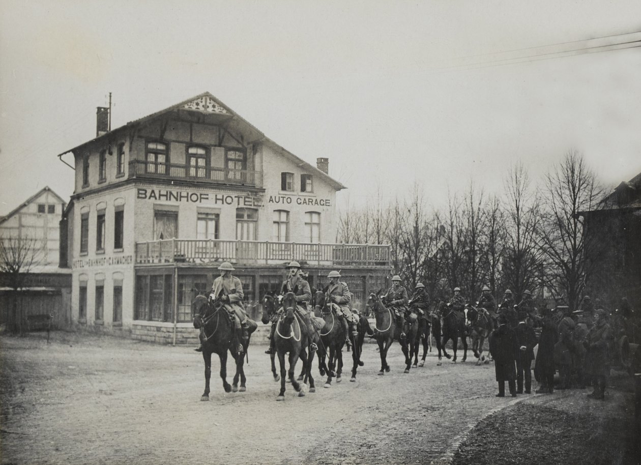Bir tren istasyonu otelinin önünden geçen Süvari, 1918 by English Photographer