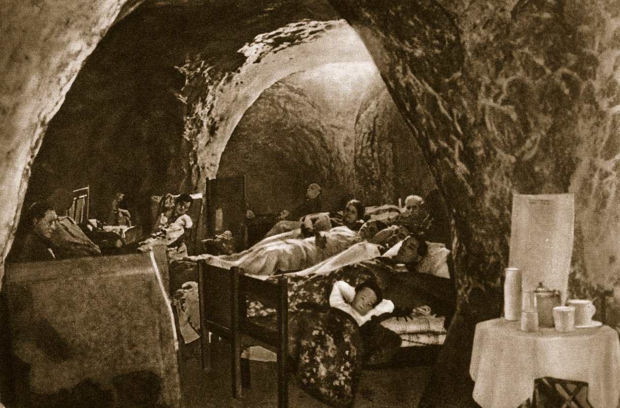 İngiliz kıyılarında hava saldırısı sığınağı olarak kullanılan mağara evleri, 1940 by English Photographer