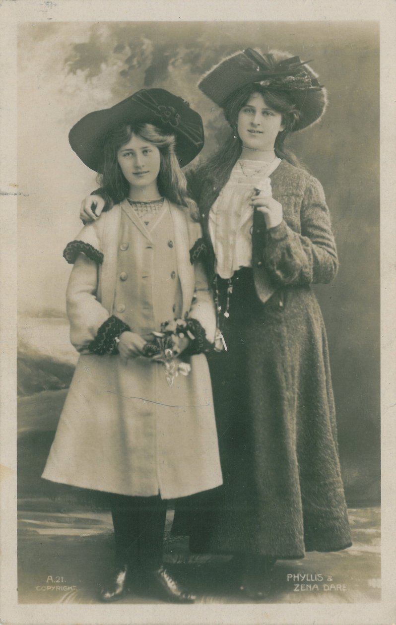 Sahne Ünlüleri: Miss Phyllis ve Miss Zena Dare, c.1903-08 by English Photographer