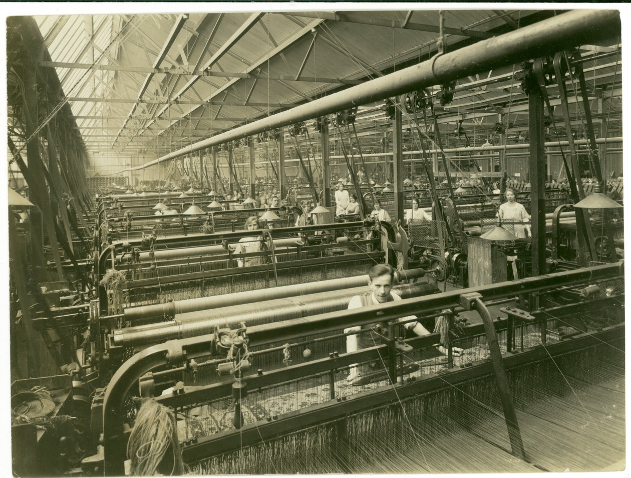 Şönil ayarı, halı fabrikası, 1923 by English Photographer