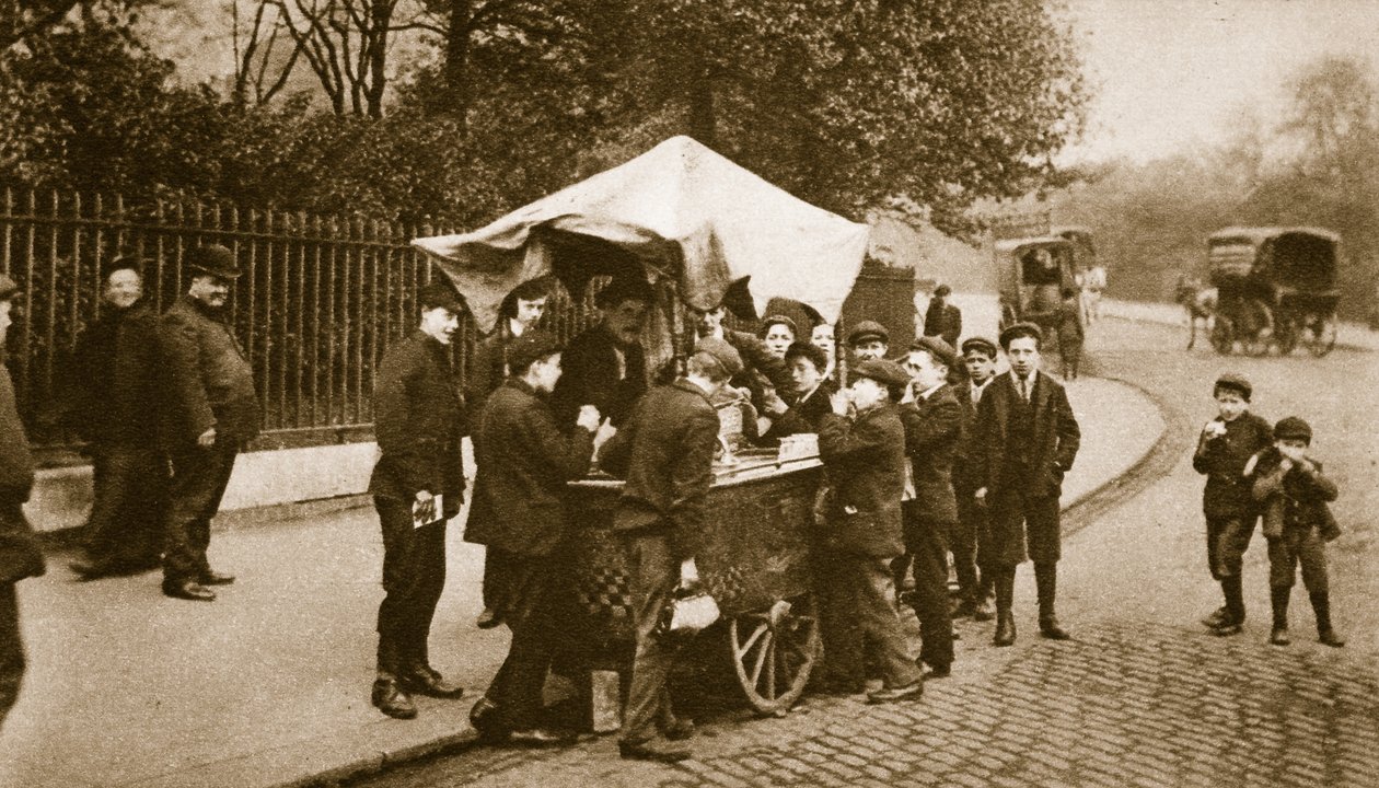 İtalyan bir tüccardan dondurma alan çocuklar (sepya fotoğrafı) by English Photographer