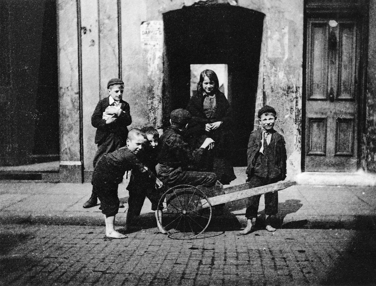 Londra gecekondu mahallesindeki çocuklar by English Photographer