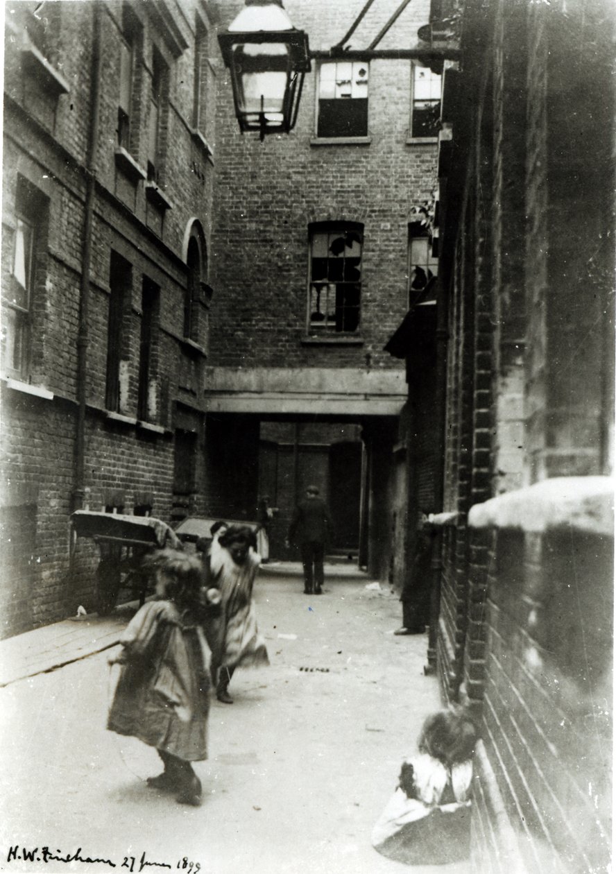 Bir kenar mahallede oynayan çocuklar, 1899 by English Photographer