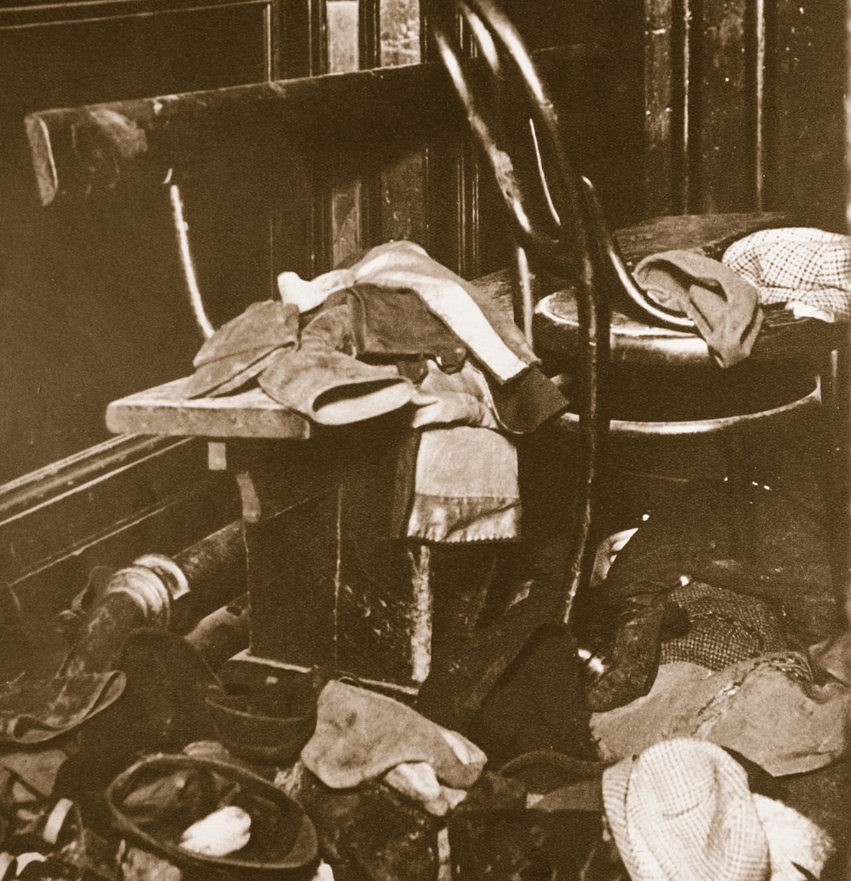 Yangın tahliyesi sonucu bir Paisley sinemasında terk edilen çocuk kıyafetleri, 31 Aralık 1929 by English Photographer