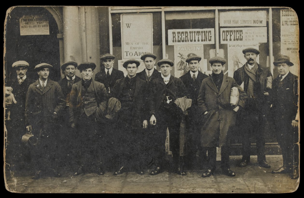 Tanımlanamayan bir işe alım ofisinin dışında duran sivil askerler, c.1915 by English Photographer