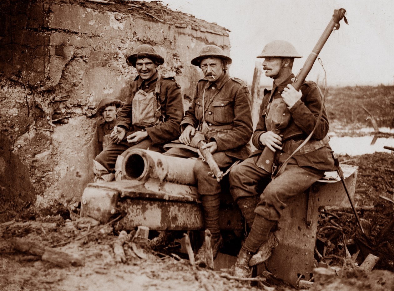 Yakalanan bir Alman silahıyla Coldstream muhafızları by English Photographer