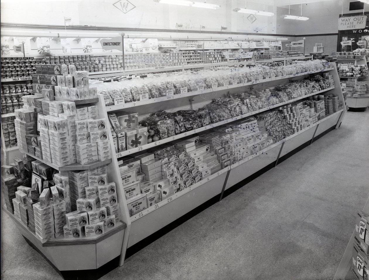 Şekerleme reyonu, Woolworths mağazası, 1956 by English Photographer