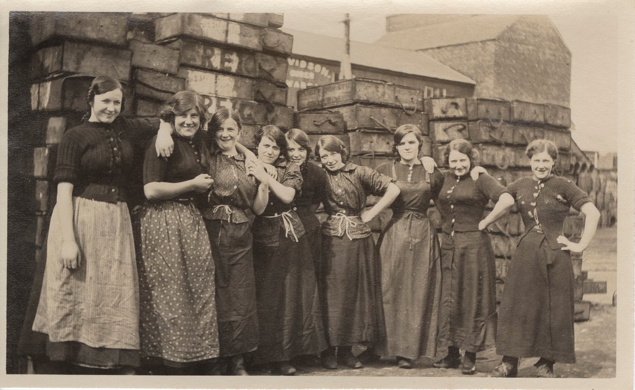 Dundee fabrika kızları, c.1910 by English Photographer