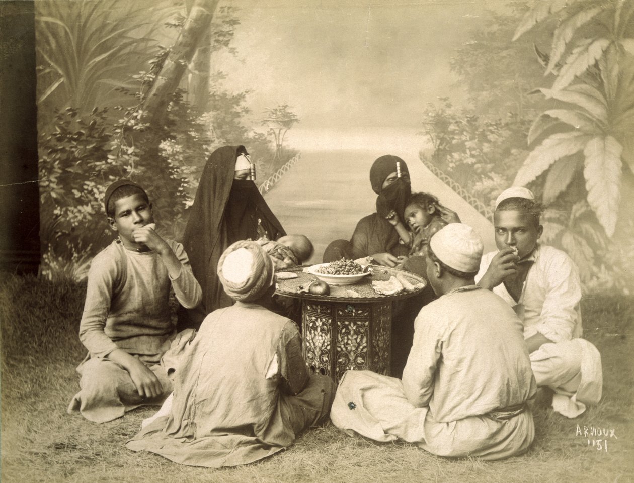 Mısırlı bir aile yemek yiyor, 1880 dolayları by English Photographer